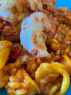 Una foto de Arroz integral con calamares y gambón