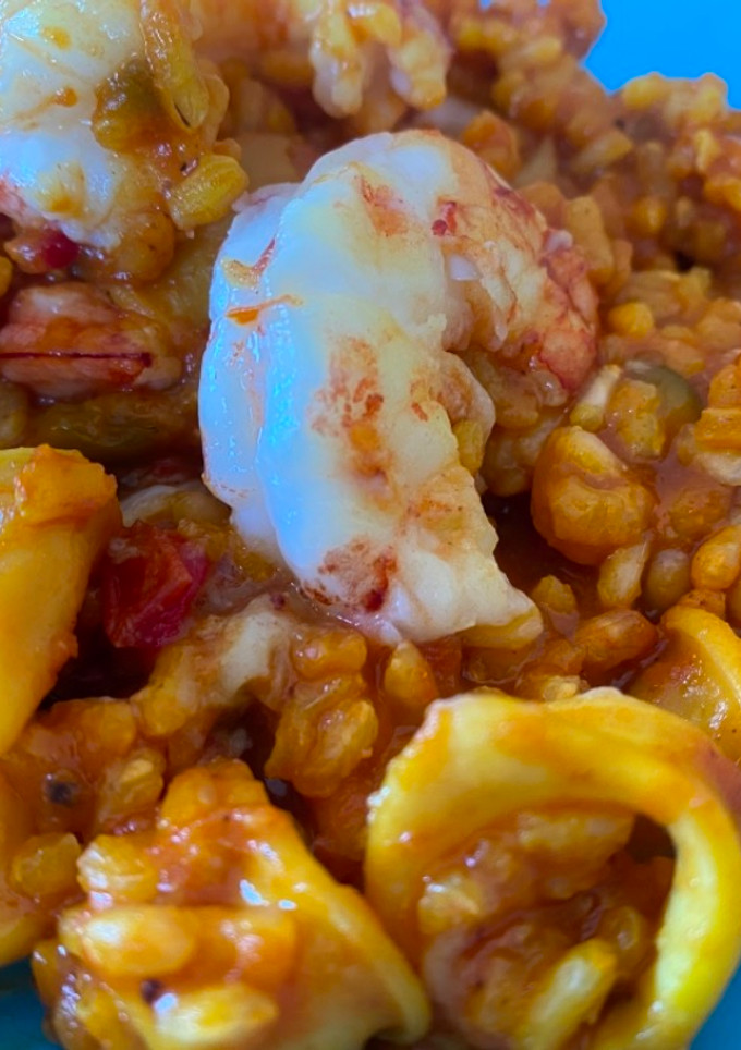 Una foto de Arroz integral con calamares y gambón