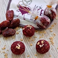 A picture of Beetroot and Date Balls.