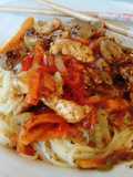 Pasta china con pollo, vegetales y salsa de soja. Súper fácil !!