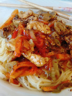 Una foto de Pasta china con pollo, vegetales y salsa de soja. Súper fácil !!