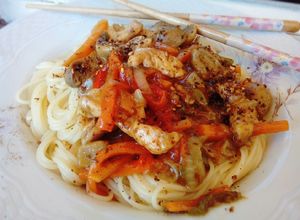 Una foto de Pasta china con pollo, vegetales y salsa de soja. Súper fácil !!
