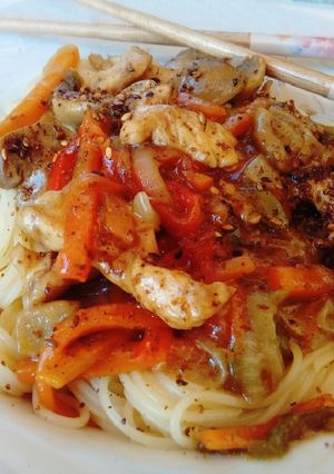 Una foto de Pasta china con pollo, vegetales y salsa de soja. Súper fácil !!