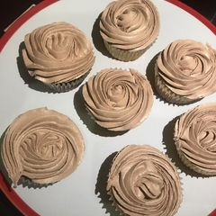 A picture of Chocolaty whipped cream frosting.