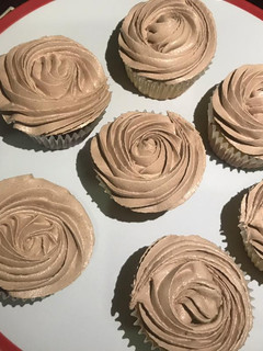 A picture of Chocolaty whipped cream frosting.