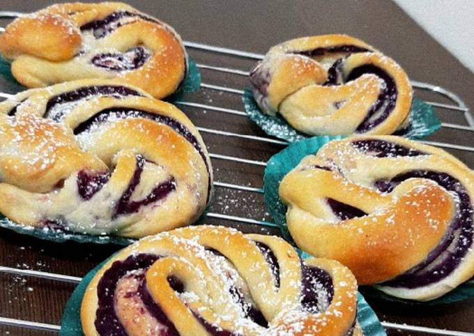 Purple Sweet Potato Bread (Roti Ubi Ungu)