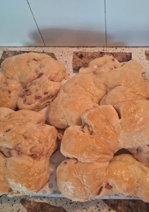 Una foto de Roscas casera rellenas con mortadela