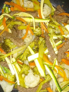 Una foto de Salteado de verduras y proteína