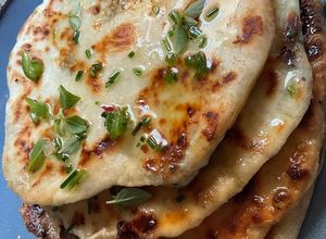 Une photo de CHEESE NAAN À LA VACHE 🐄 KIRI