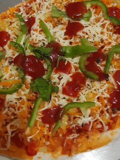 પીઝા (Pizza recipe in Gujarati) રેસીપી મુખ્ય ફોટો