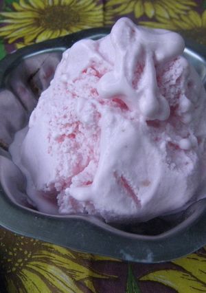 Una foto de Helado lácteo de frutillas