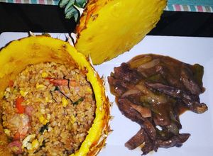 Una foto de Khao Pad Saparod a lo Boricua con Pepper Steak