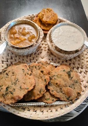 पूरी आलू की सब्जी(poori aloo ki sabzi recipe in hindi) रेसिपी मुख्य फोटो