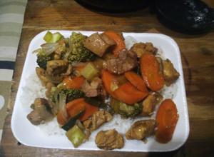 Una foto de Pollo teriyaki con verduras