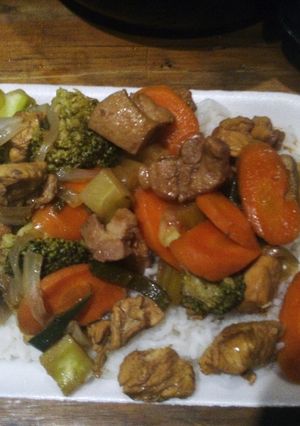 Una foto de Pollo teriyaki con verduras