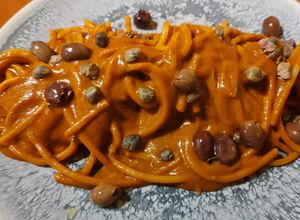 Foto di Spaghetti Quadrati con Crema di Pomodori Ciliegino e Aglio Nero con Capperi e Olive Taggiasche