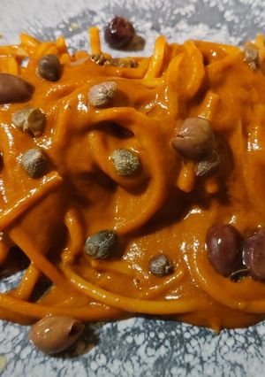 Foto di Spaghetti Quadrati con Crema di Pomodori Ciliegino e Aglio Nero con Capperi e Olive Taggiasche