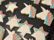 Una foto de glasé para decorar galletas