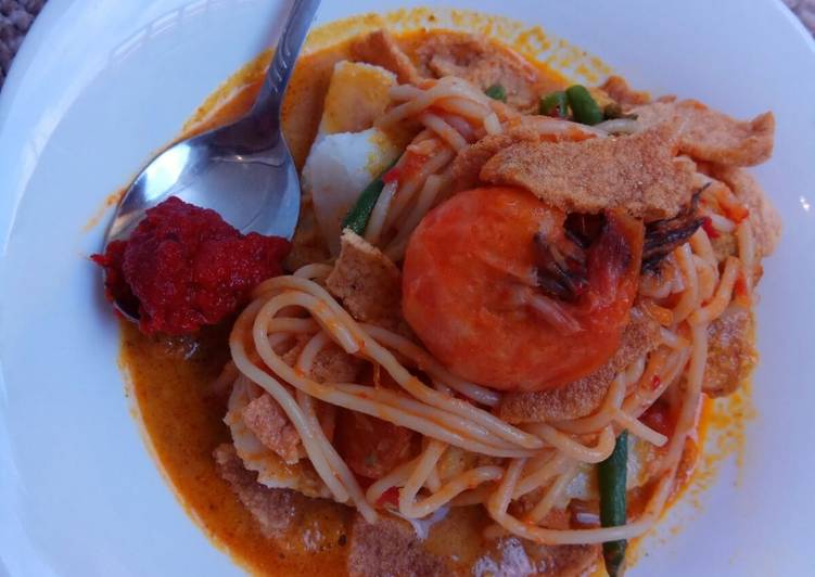 Lontong mie minang