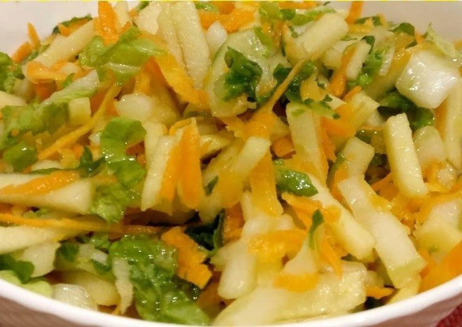 Салат из пекинской капусты с морковью и яблоком