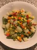 Ensalada de troncos de brócolis con verduras cocidas