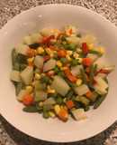 Ensalada de troncos de brócolis con verduras cocidas
