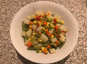 Una foto de Ensalada de troncos de brócolis con verduras cocidas