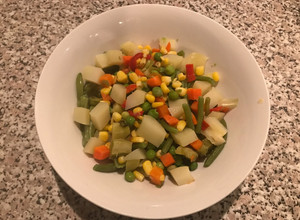 Una foto de Ensalada de troncos de brócolis con verduras cocidas