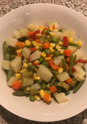 Una foto de Ensalada de troncos de brócolis con verduras cocidas