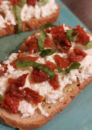 Une photo de Tartine de ricotta et tomates séchées