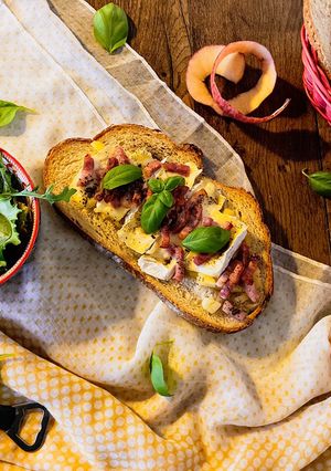 Une photo de Tartines normandes à la pomme et camembert