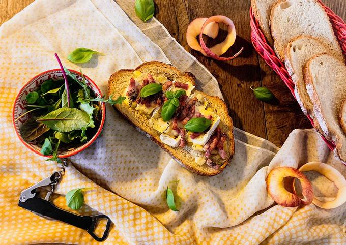 Tartines normandes à la pomme et camembert