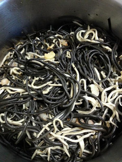 Una foto de Pasta negra con gambas