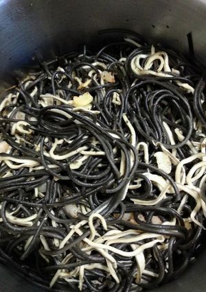 Una foto de Pasta negra con gambas