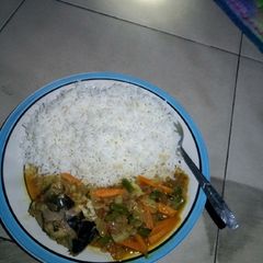A picture of Farar shinkafa da miyar kayan lambu.