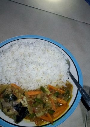 A picture of Farar shinkafa da miyar kayan lambu.