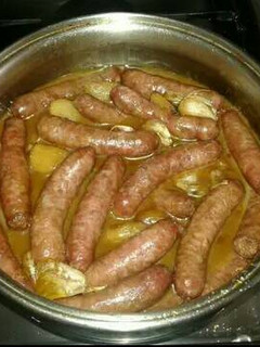Una foto de Salchichas frescas al vino blanco