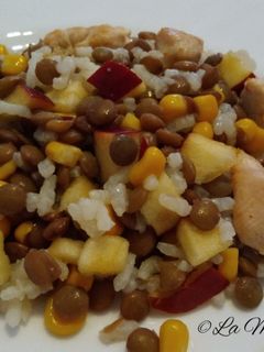Una foto de Ensalada de lentejas con arroz y manzana