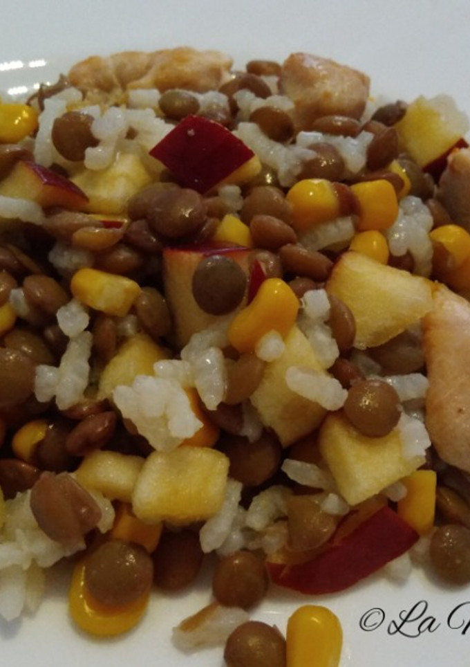 Una foto de Ensalada de lentejas con arroz y manzana