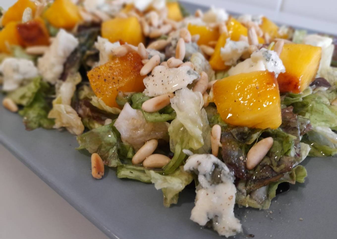 Ensalada con melocotón a la plancha y roquefort y v. frambuesa