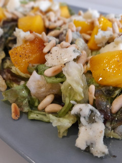 Una foto de Ensalada con melocotón a la plancha y roquefort y v. frambuesa
