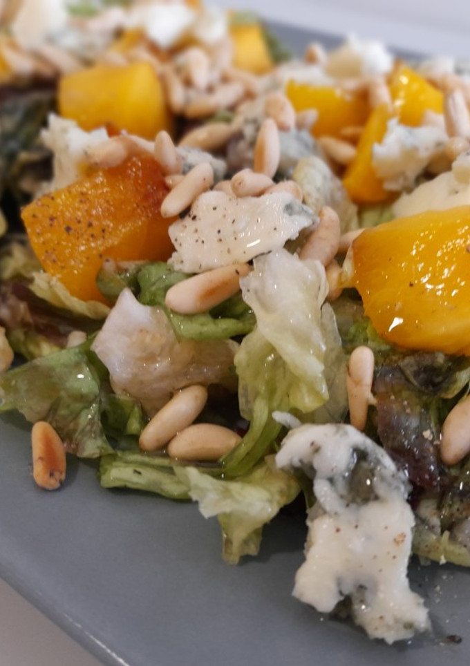Una foto de Ensalada con melocotón a la plancha y roquefort y v. frambuesa