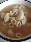 Sopa de galets, albóndigas y jamón serrano