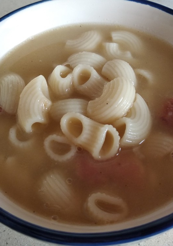 Una foto de Sopa de galets, albóndigas y jamón serrano