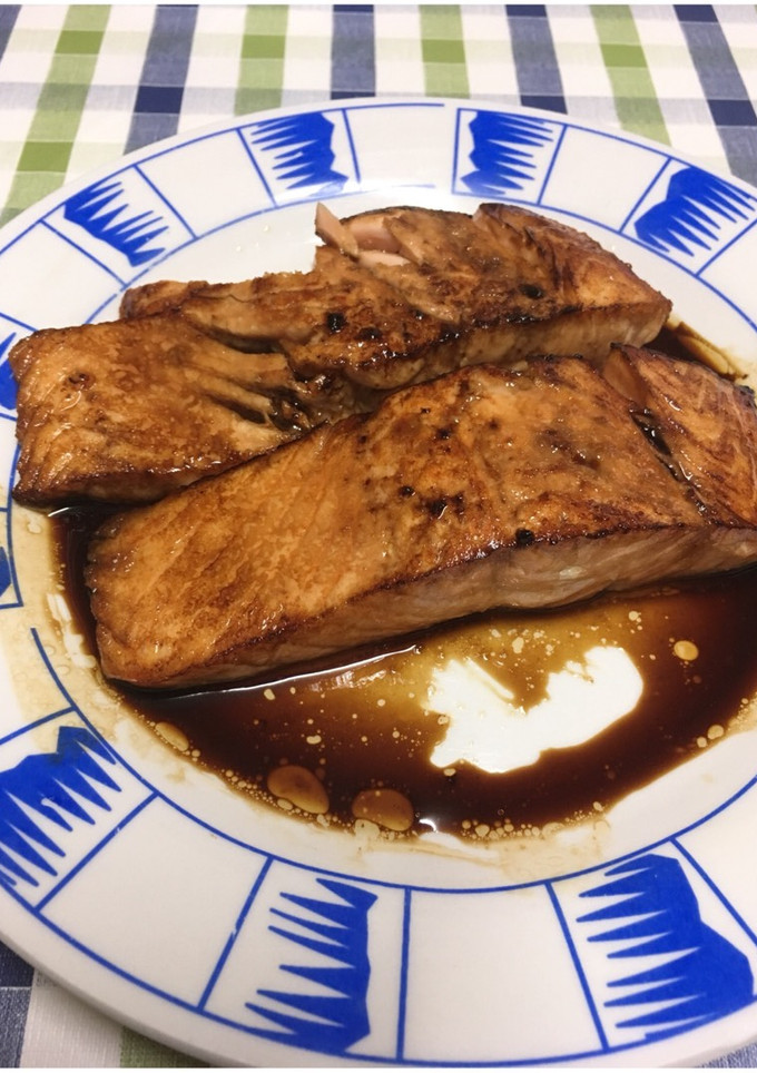 Una foto de Salmón en salsa de soja y miel