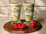 Una foto de yogur natural con chia y fresas