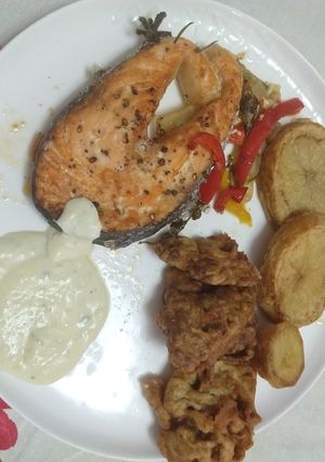 Una foto de Salmón al horno con colchón de verduras
