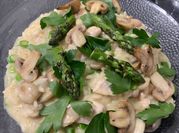 Una foto de risotto de espárragos