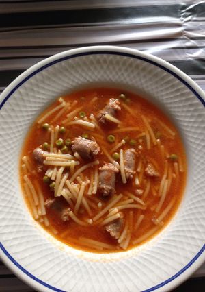Una foto de Fideos a la cazuela con salchichas del país