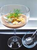 Crema di patate e porro, con seppioline e scaglie di mandorle tostate